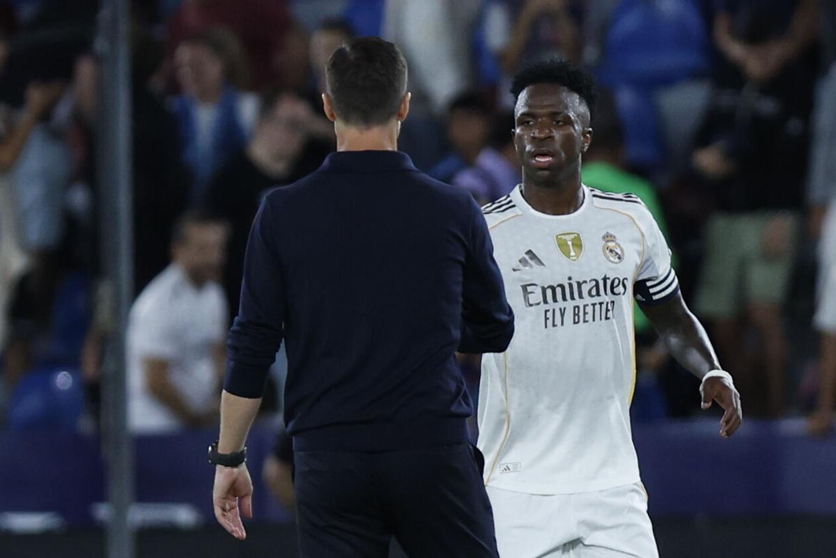 Xabi saluda a Vinicius al final del partido