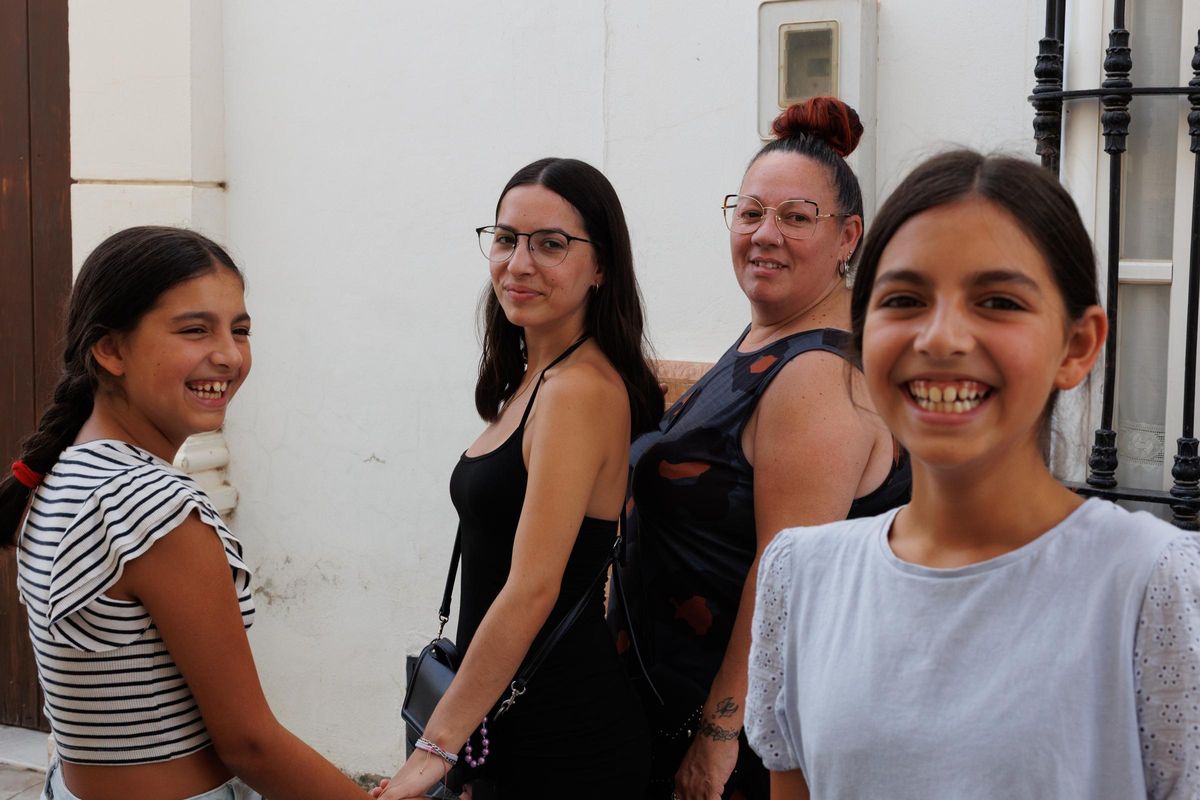 Raquel junto a tres de sus hijas Raquel junto a tres de sus hijas