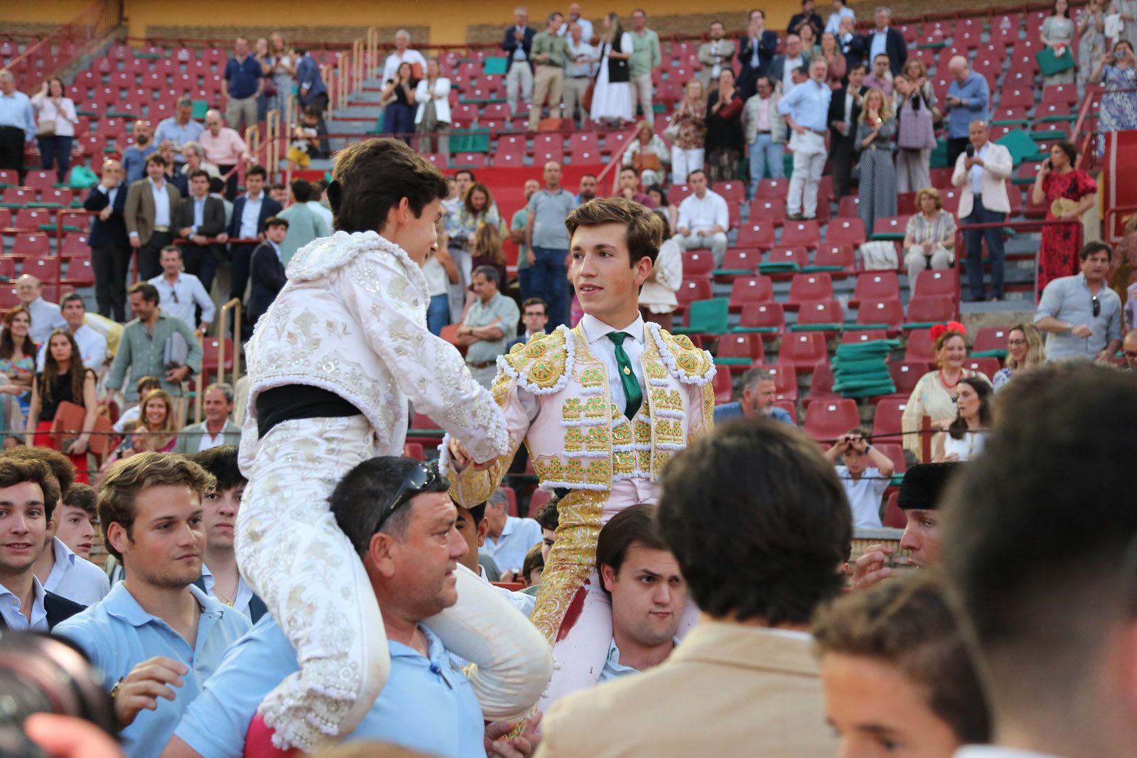 Javier Zulueta y Manuel Quintana abren la puerta de Los Califas