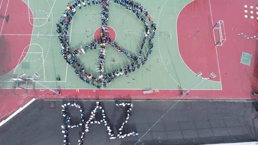 El colegio Poeta Fernando González celebra el Día Mundial de la Paz con los drones de la Policía Local de Telde