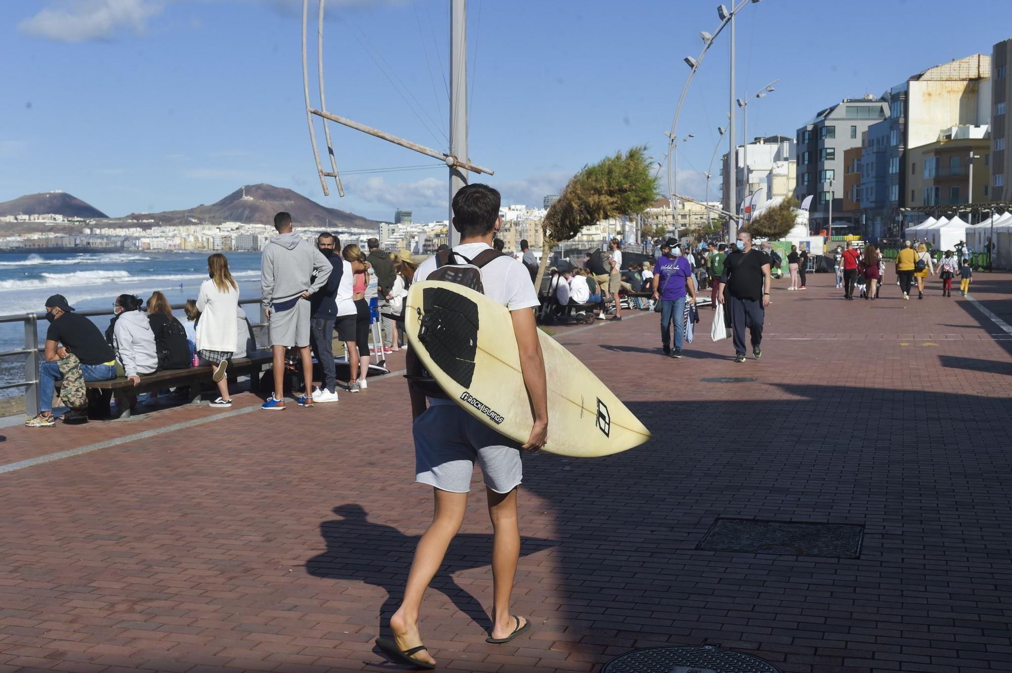 Ambiente en La Cícer durante el torneo de surf