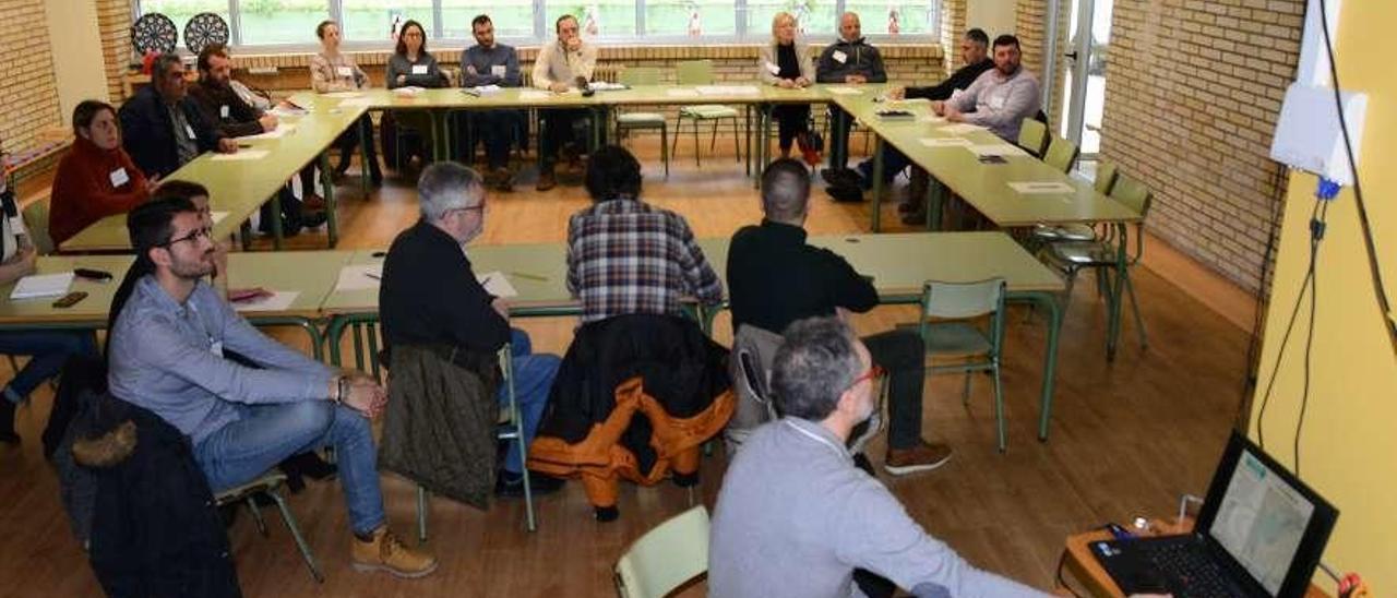 Los ponentes en la mesa de saneamiento celebrada ayer en el colegio de O Hío. // G.N.