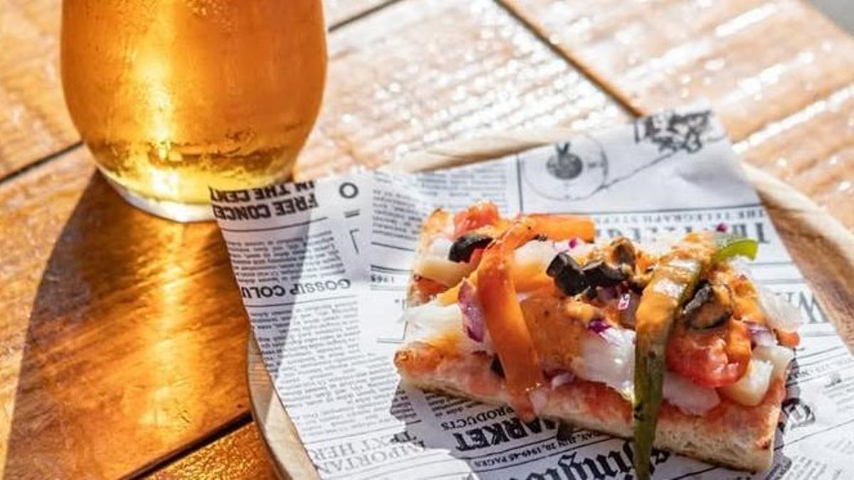 La 'esqueixada' con escalivados sobre pan de coca y la cerveza con las que Ambos Mundos participa en la ruta 'Xup-Xup Reial'.