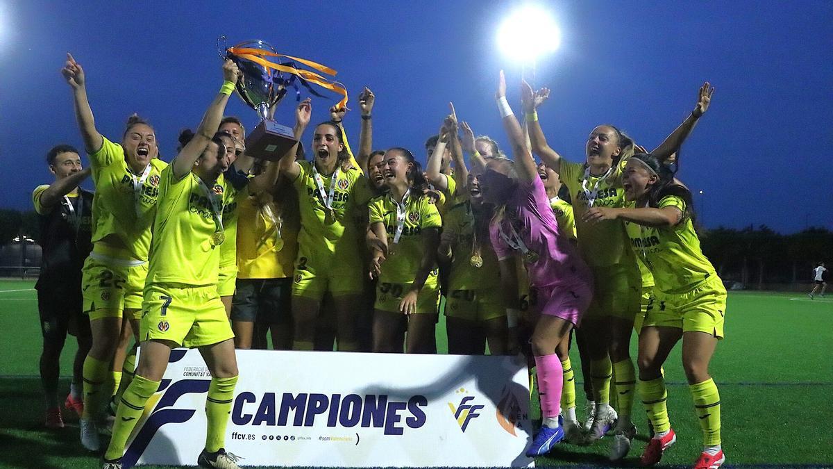El Villarreal levanta el trofeo