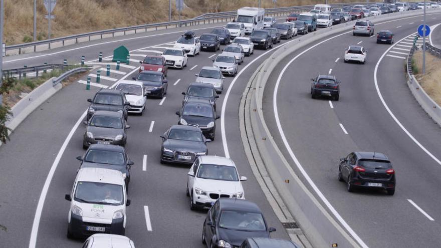 El gran nombre de cotxes que sortirà de Barcelona provocarà cues a les carreteres gironines