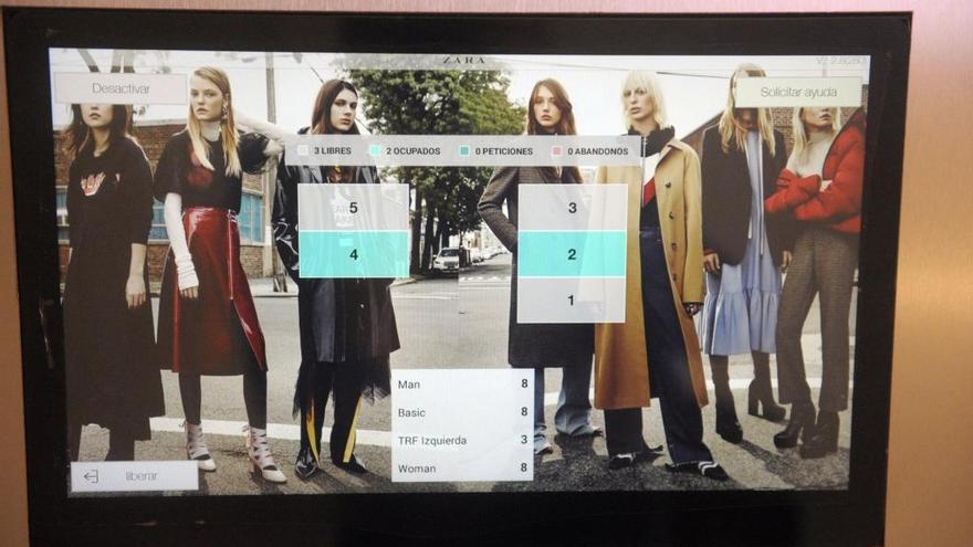 Pantalla interactiva en un probador de una tienda Zara en A Coruña.