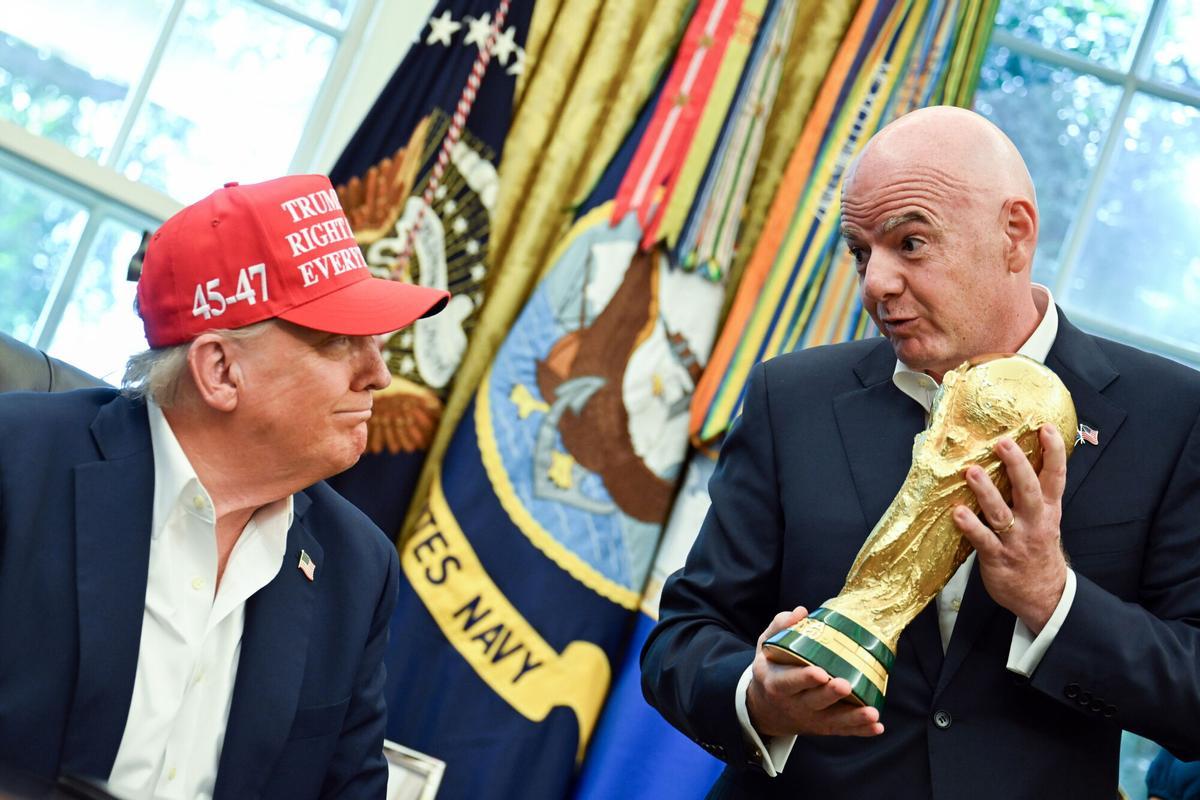 Fotografía de Annabelle Gordon *pool*, en la que puede verse en una imagen de archivo del 22 de agosto de 2025 al presidente de la FIFA, Gianni Infantino (d), mostrando el trofeo de la Copa del Mundo al presidente de Estados Unidos, Donald Trump (i), en el Despacho Oval de la Casa Blanca, en Washignton. EFE/. NO VENTAS ZONA EPA
