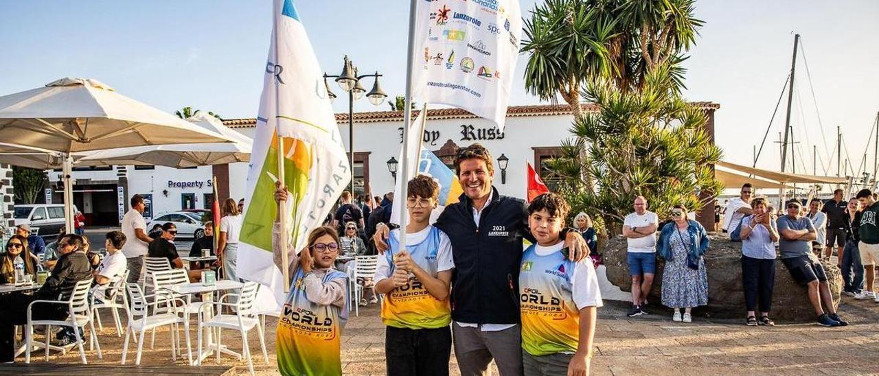 Rafael Lasso posa junto a sus hijos durante el acto de apertura de la Lanzarote Internacional Regatta.
