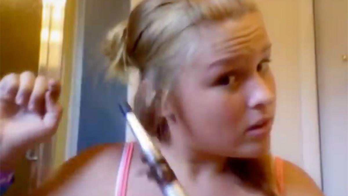 Vídeo de YouTube en el que adolescente quema su pelo con un rizador