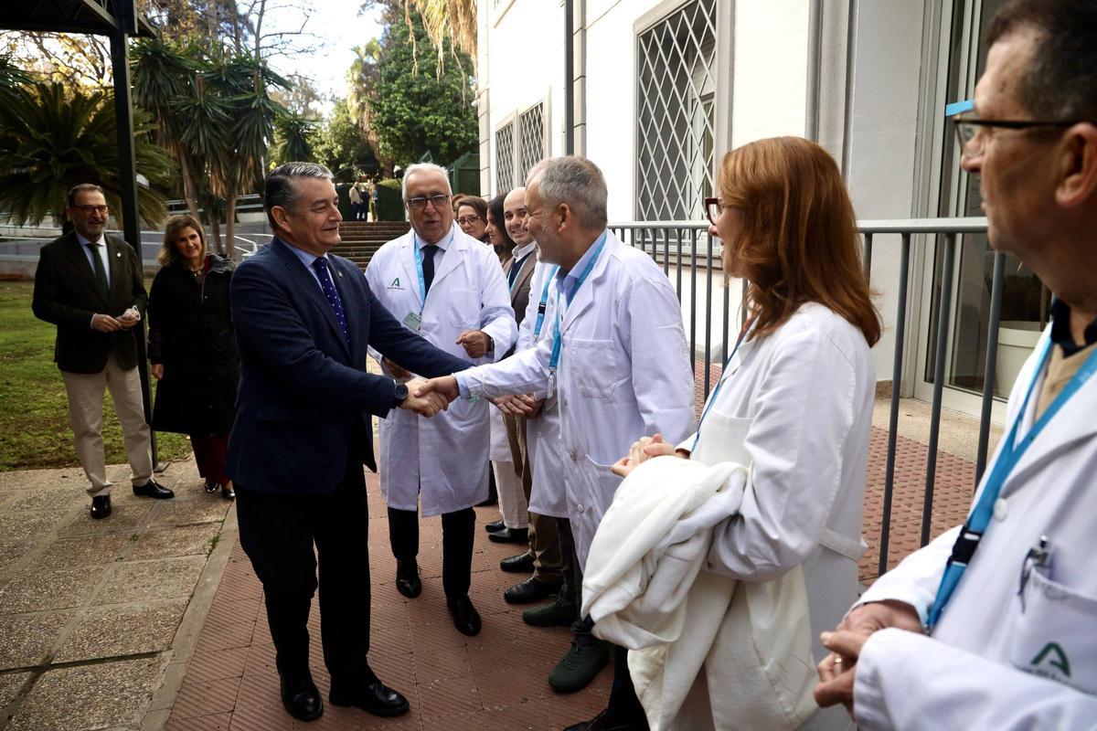 El consejero de Sanidad, Antonio Sanz, saluda a los profesionales de la unidad