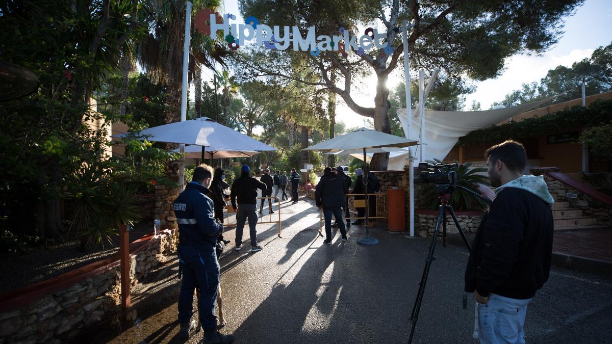 Imagen del control de acceso desplegada ayer por la mañana en el Club Punta Arabí.