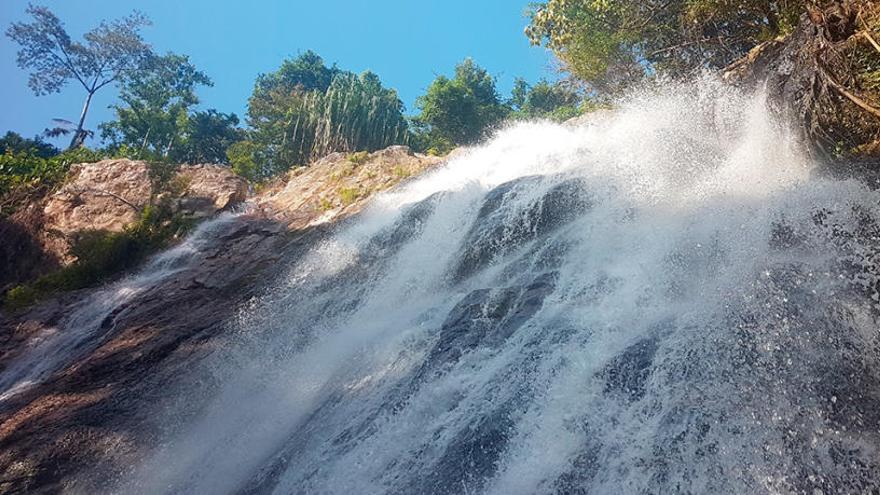 Mor un turista català de 26 anys en caure per una cascada a Tailàndia