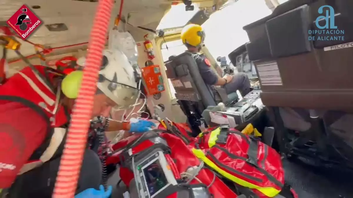 Rescatan en helicóptero a una mujer con síntomas de ahogamiento en Tabarca