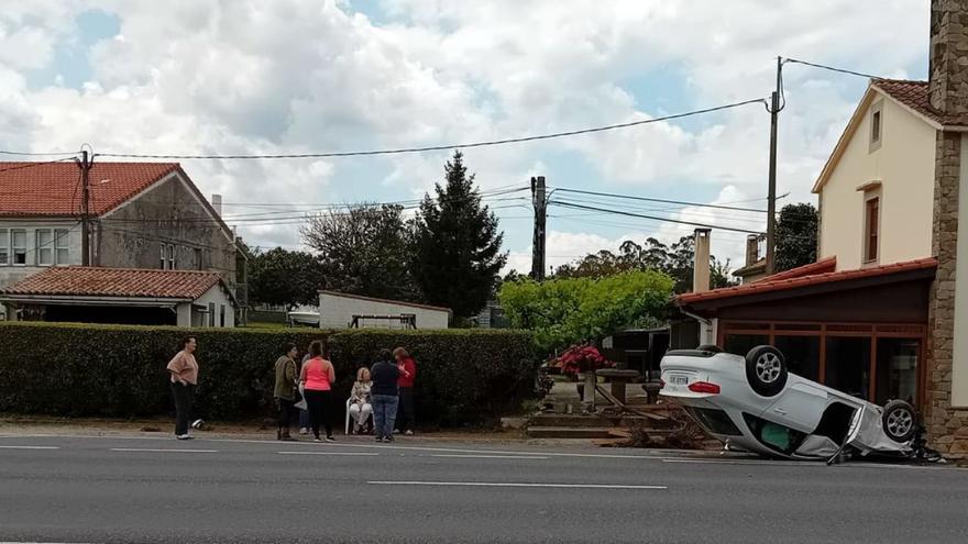 Herido leve tras volcar su coche en la N-VI en Coirós | LOC