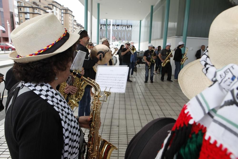 Llegada del "tren negro" a la estación de Gijón.