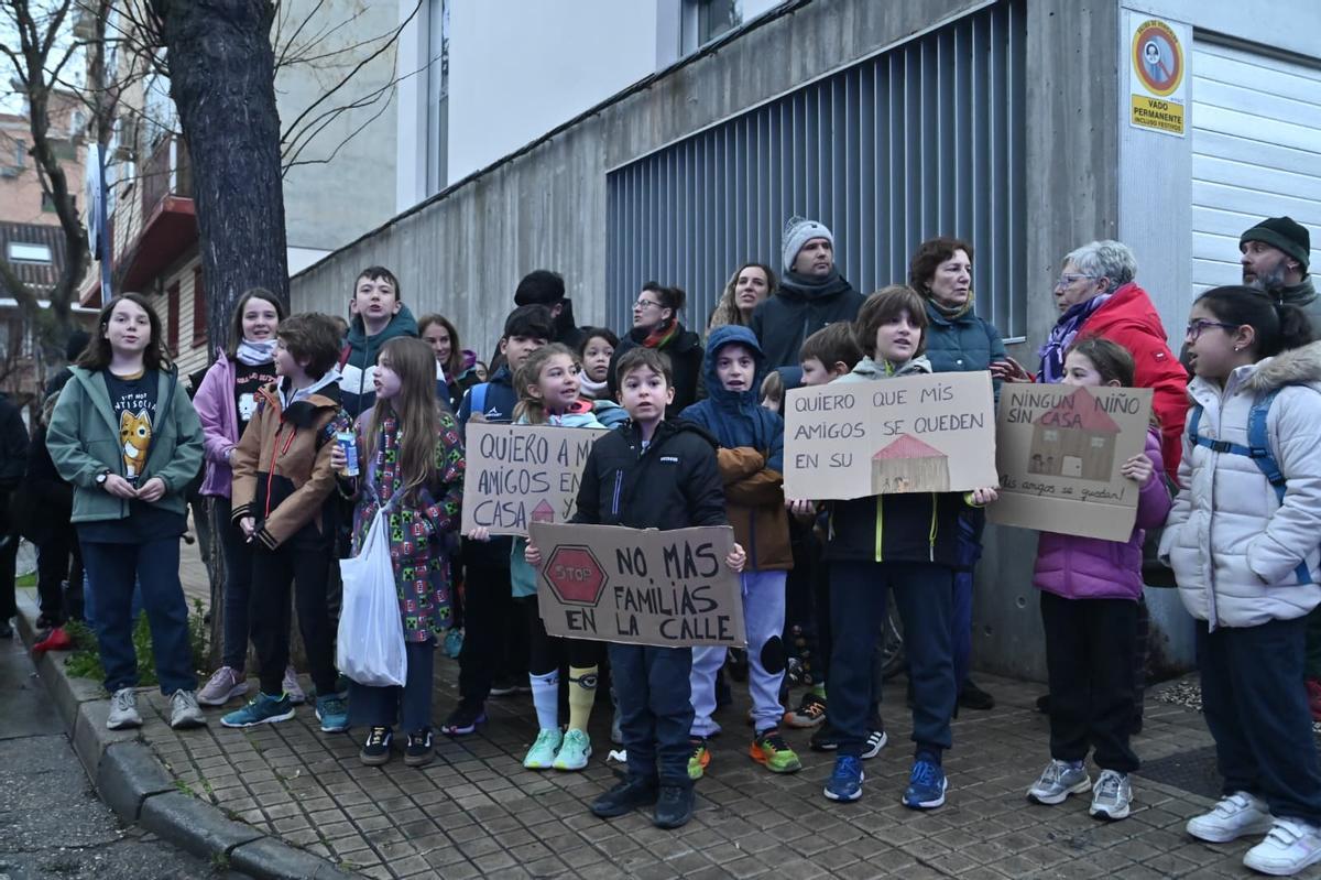 En imágenes I Los vecinos intententan paralizar el desahucio de Hamza y su familia en Torrero