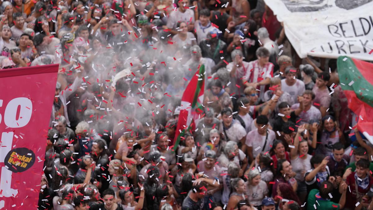 Una multitud de personas disfruta de las fiestas de Bilbao.