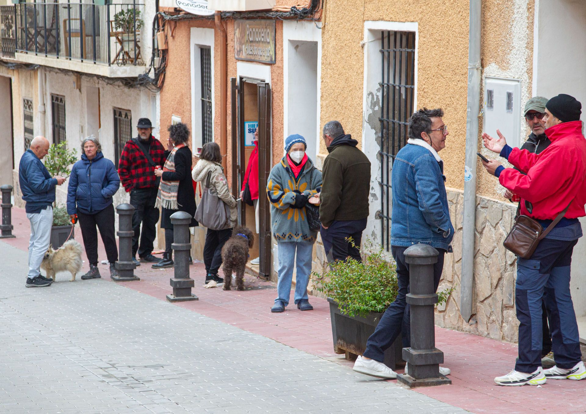 Decenas de vecinos desalojados por el incendio de Aigües