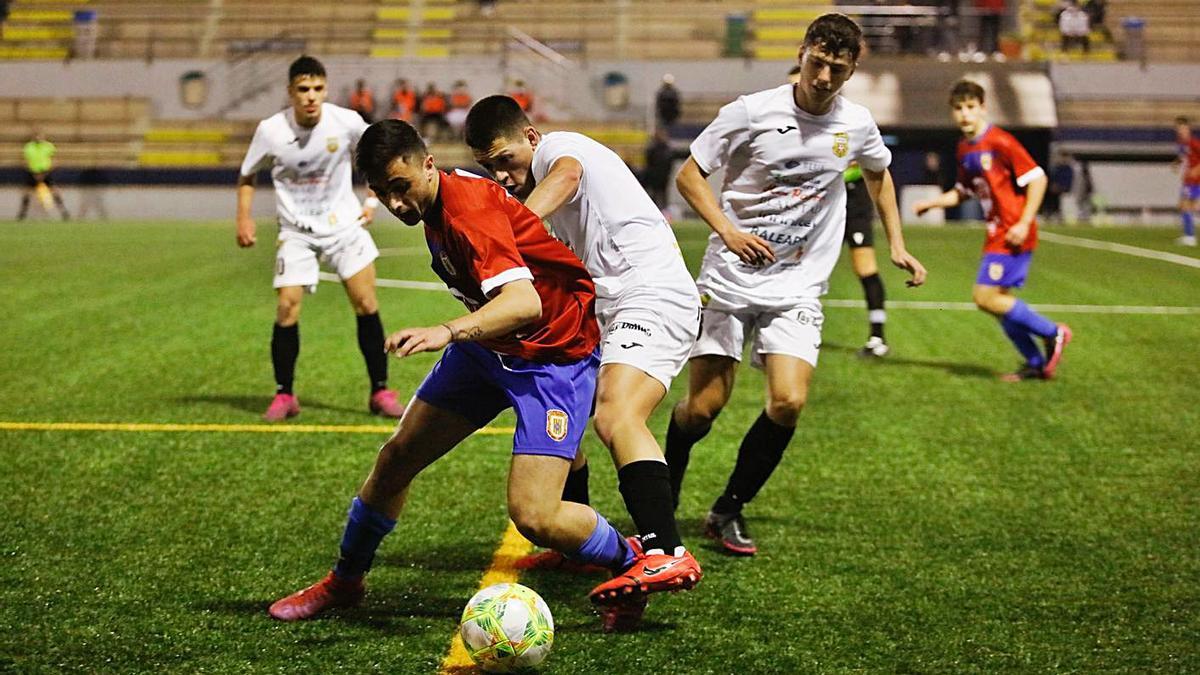 Un lance del intenso choque que enfrentó este miércoles al Portmany y a la Peña Deportiva.