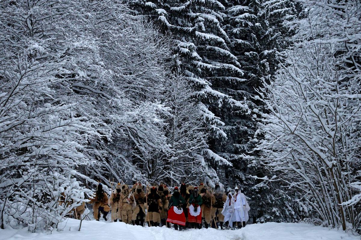 Tradicional procesión de San Nicolás en el pueblo de Lidecko, República Checa, el lunes 4 de diciembre de 2023. Esta tradición prenavideña pervive desde hace siglos en algunos pueblos del este del país. Se desfila por el pueblo durante el fin de semana, yendo de puerta en puerta. San Nicolás obsequia a los niños con caramelos. Los diablos llevan máscaras caseras de piel de oveja y las criaturas blancas que representan la muerte, van con guadañas y les asustan.