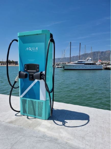 Un barco golondrina eléctrico para navegar por la costa de Mallorca