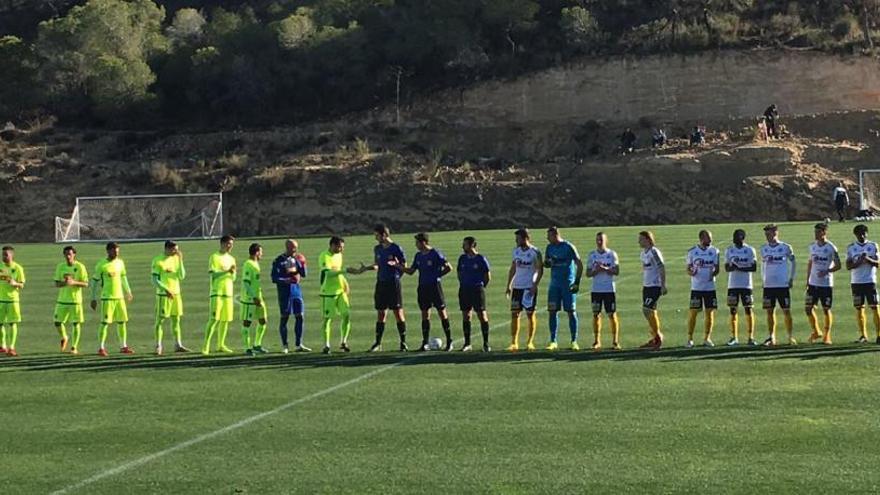 Los jugadores del Elche saludan a los del Lokeren al comienzo del partido