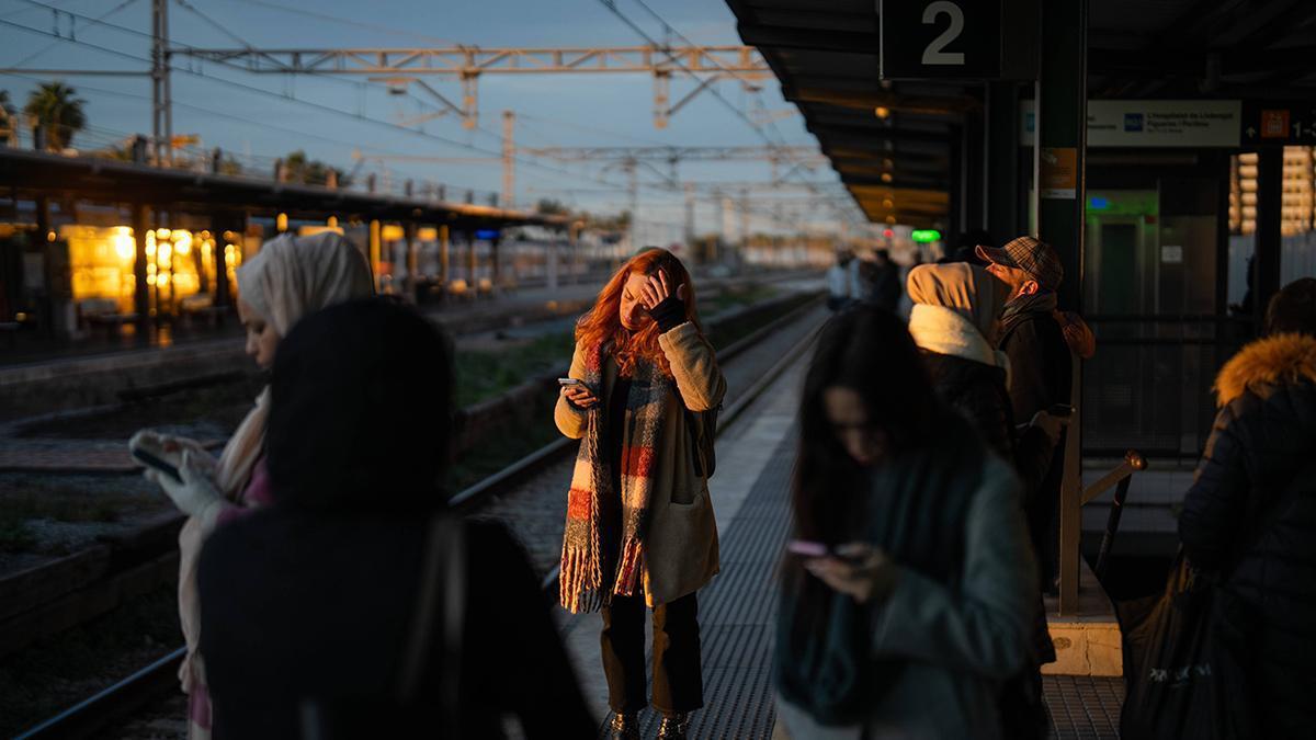 Desconcierto en las estaciones a primera hora de la mañana ante la reanudación del servicio de trenes