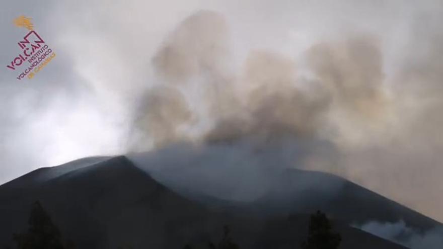 El volcán de La Palma expulsa grandes bombas volcánicas