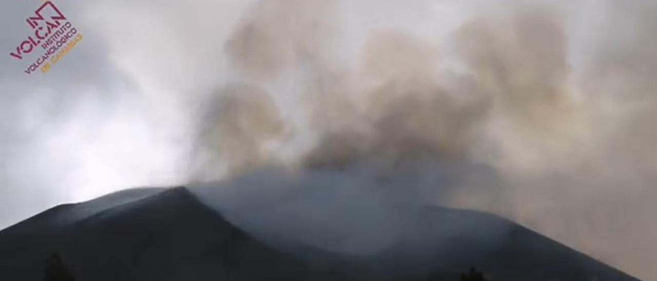 El volcán de La Palma expulsa grandes bombas volcánicas