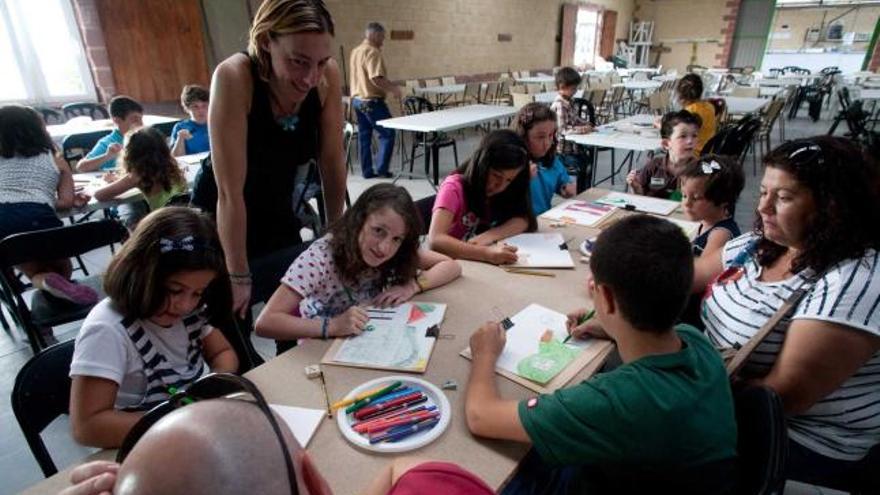 Participantes en el concurso de dibujo de Ambiedes, ayer.