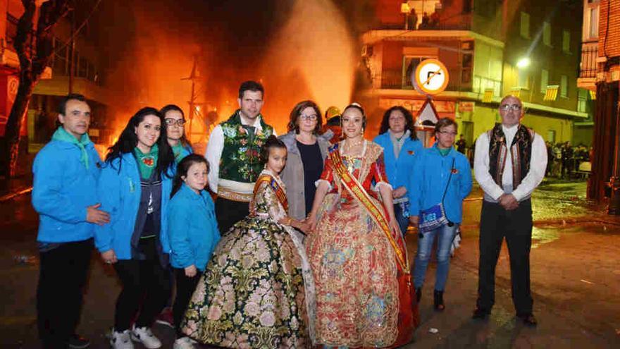 Las falleras mayores y la alcaldesa en la Cremà.