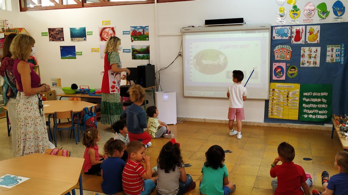 La delegada de Educación, en una clase de la escuela infantil Parque Fidiana.