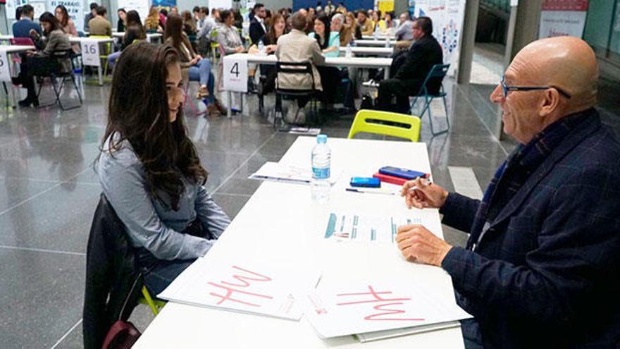 Las jornadas de empleo o la orientación personalizada son algunas de las herramientas que lleva a cabo la UMH