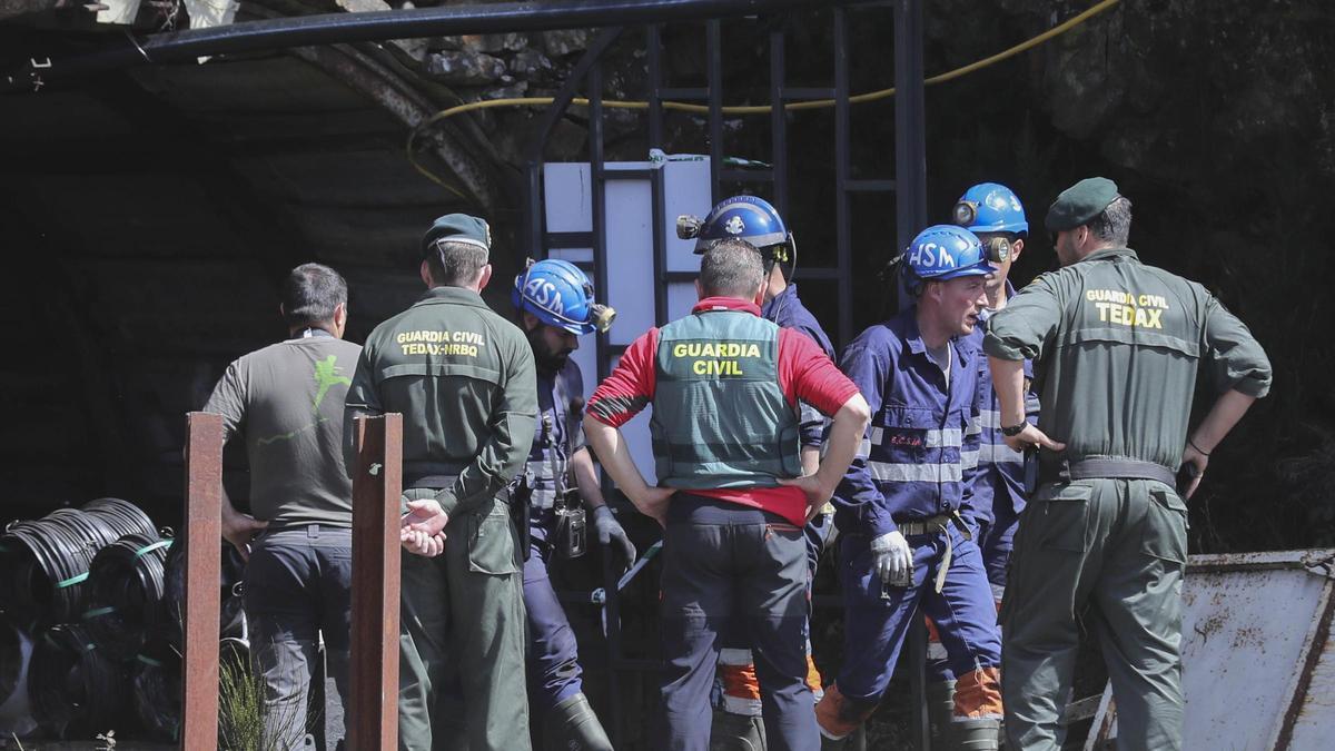 Investigadores, miembros de la brigada de salvamento minero y Policía Judicial de la Guardia Civil en el exterior de la mina de Cerredo.