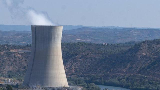 Imatge de la central nuclear d’Ascó, a la Ribera d’Ebre,  el mes de juliol.