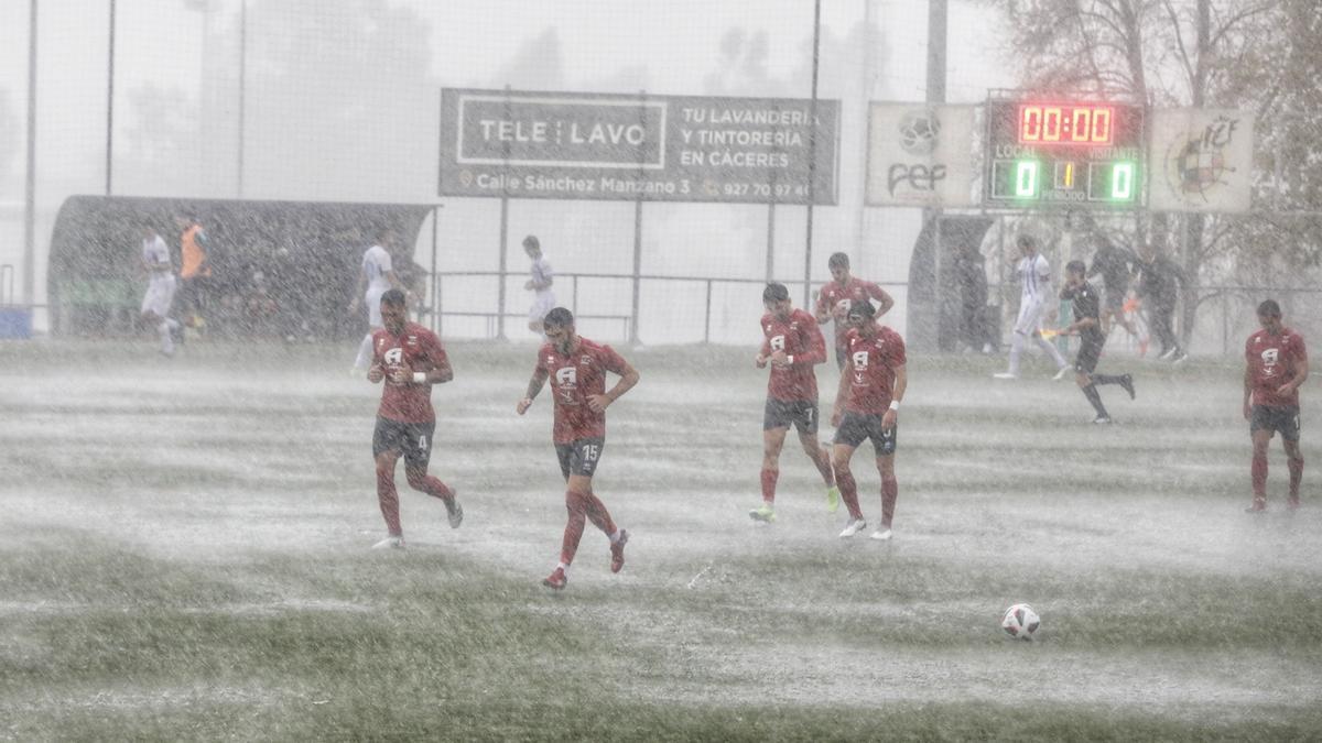 Los jugadores del Diocesano se dirigen a los vestuarios cuando el partido se paró por la intensa lluvia.