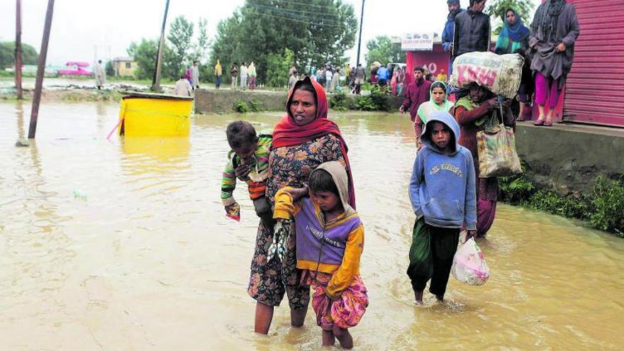 Los grandes desplazamientos humanos a causa de la alteración de los patrones climáticos es una de las consecuencias del calentamiento global. | EFE / FAROOQ KHAN