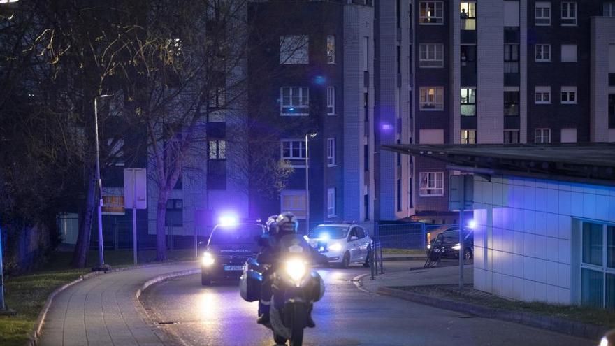 Homenaje de la Policía al personal sanitario en el Hospital Universitario San Agustín