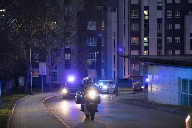 Homenaje de la Policía al personal sanitario en el Hospital Universitario San Agustín