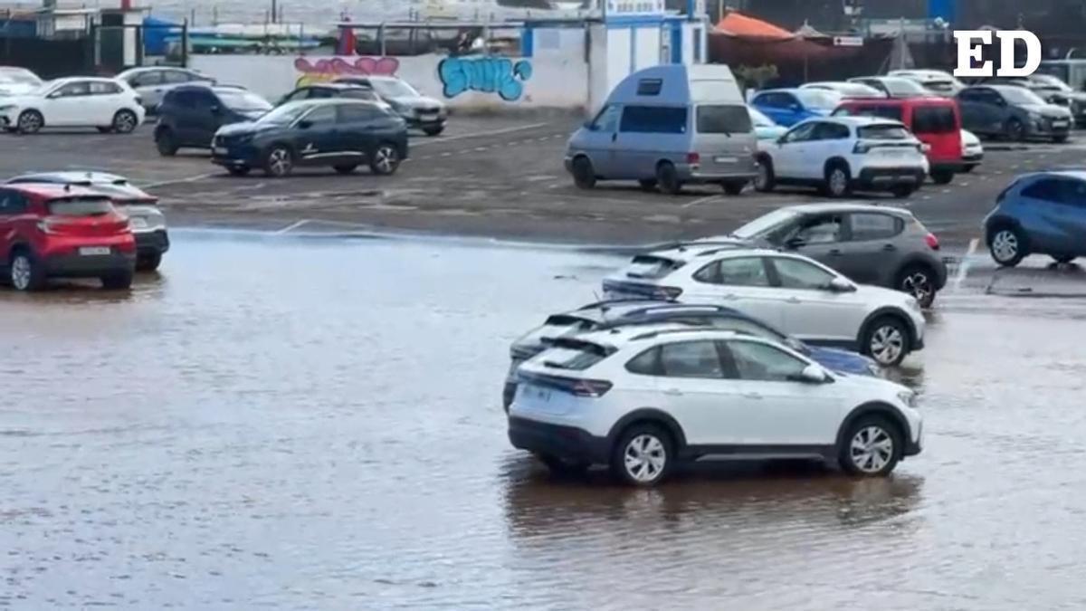 Inundaciones en el aparcamiento del muelle de Puerto de la Cruz.