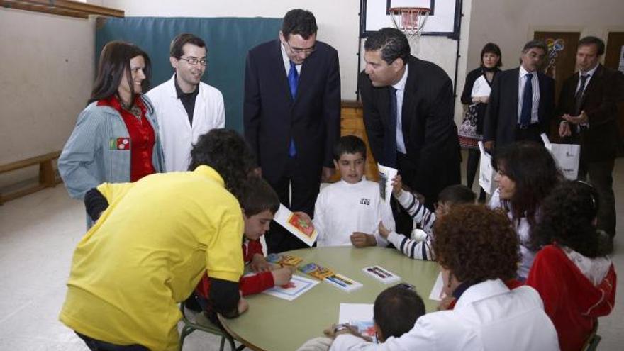 El vicesecretario de Empleo y el delegado de la Junta, ayer con los niños del colegio “Virgen del Castillo”