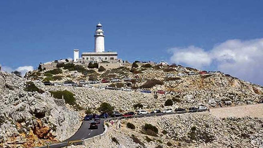 Colas kilométricas de coches en Cap de Formentor, sin espacio para aparcar.