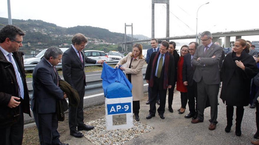 Ana Pastor descubre la primera piedra con Feijóo, Caballero y otras autoridades.//R. Grobas