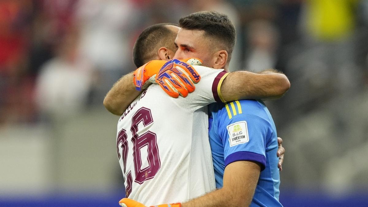 Borja felicita a Unai Simón.
