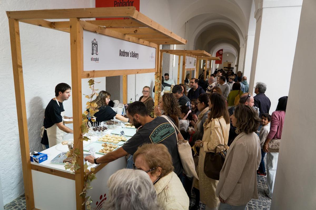 Visitantes en los puestos del Mercado de Productos Locales.
