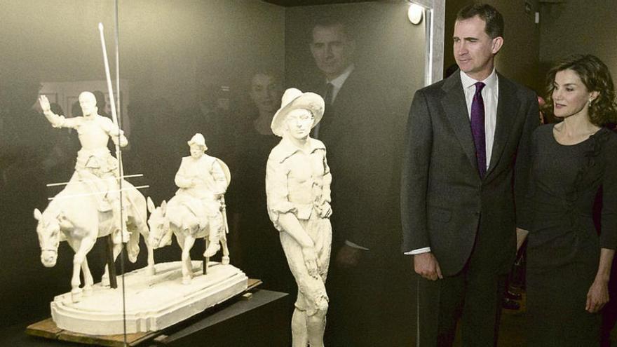 Don Felipe y doña Letizia, durante la inauguración de la muestra. // Efe