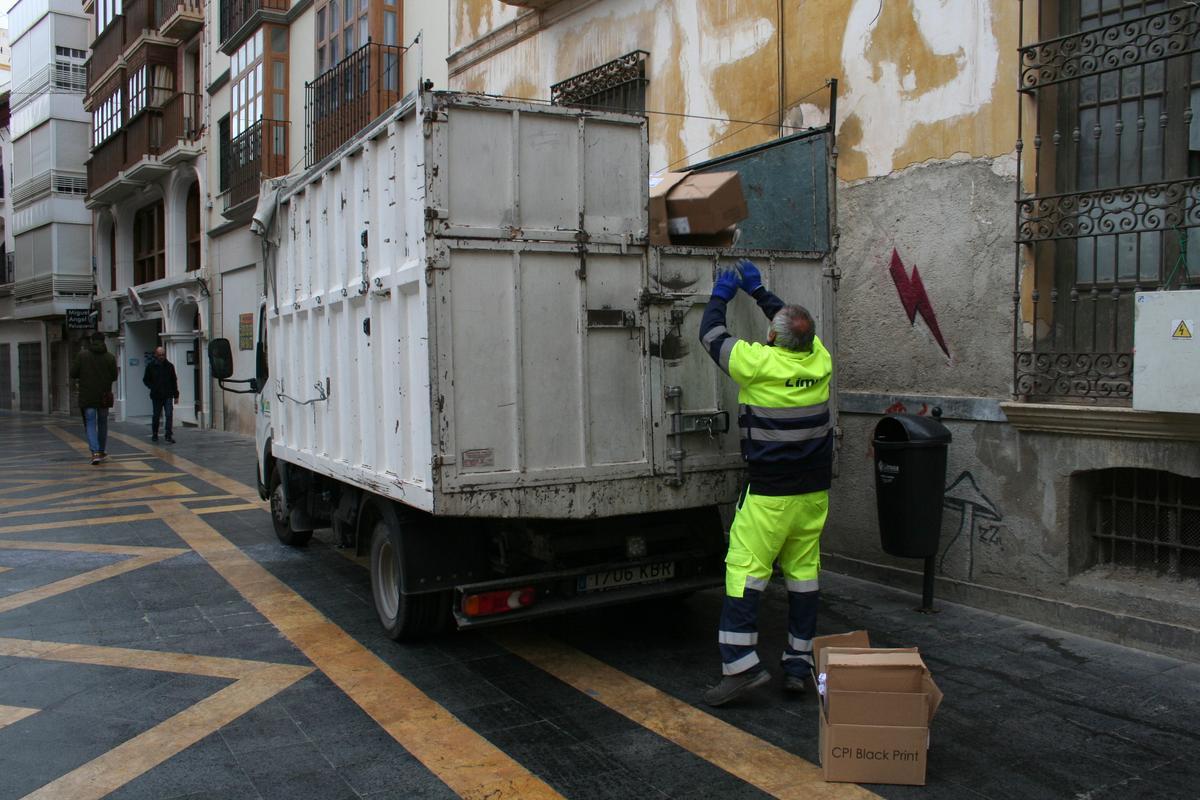 En las labores de recogida del cartón comercial participa una furgoneta de dimensiones acordes a las calles peatonales.