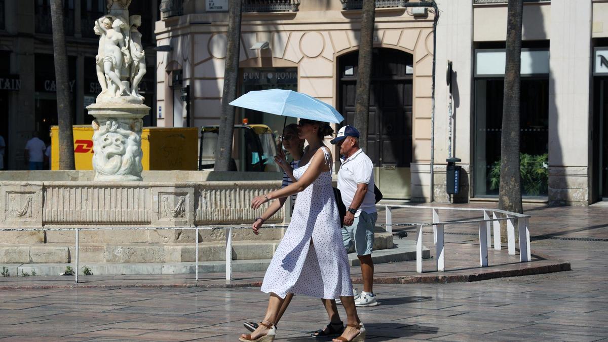 Vecinos y visitantes de Málaga bajo los efectos del calor.