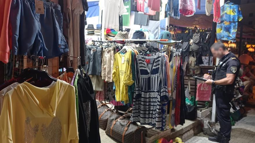 Intervienen más de 2.000 prendas falsificadas en comercios de Can Pastilla y s&#039;Arenal, en Palma