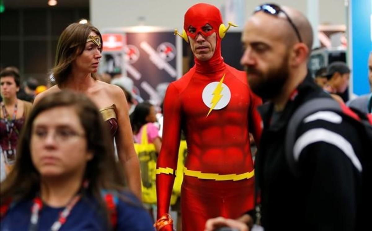 ealos34785108 un cosplayer caracterizado como flash en la comic con de sa160724155300